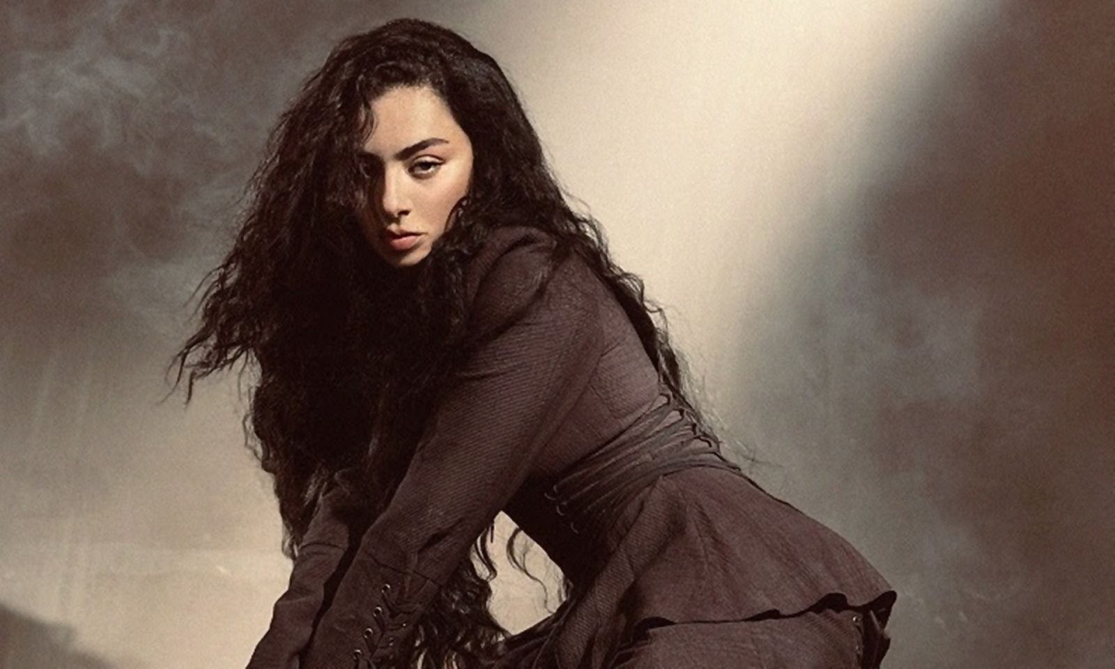 Charli XCX novim singlom predstavlja soundtrack album za film „Orkanski visovi“